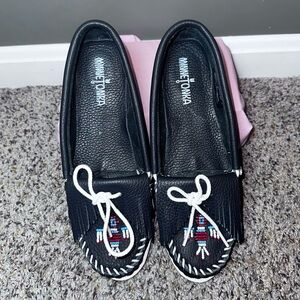 Minnetonka Black Beaded Leather Moccasins 8.5 — Classic Softsole Loafers